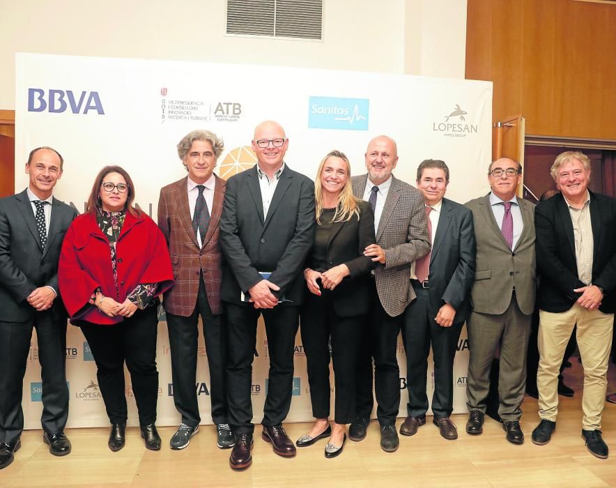 El gerente del Diario de Mallorca Sebatián Oliver junto a María José Aguilí, vicepresidenta FEHM; Joan Buades de Bufete Buades; Antoni Riera; María Frontera, presidente FEHM; Miquel Ensenyat, president Consell de Mallorca; Antoni Sansó; José Manuel Atiénzar; y Marcial Rodríguez.