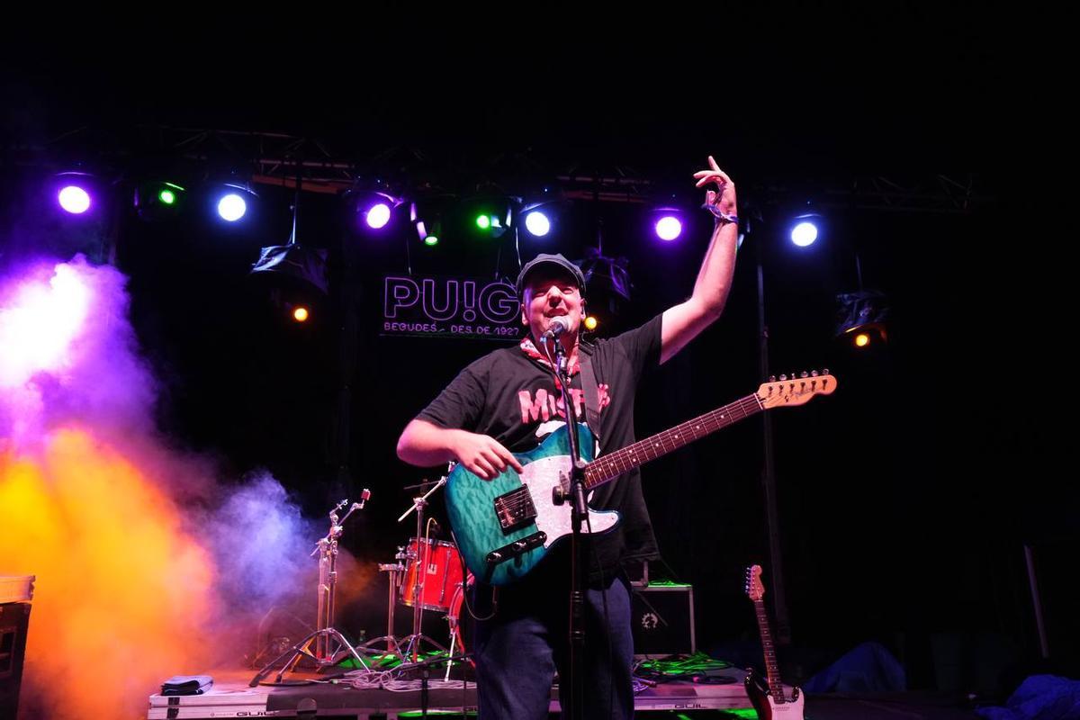 Carlangas cantando durante su performance