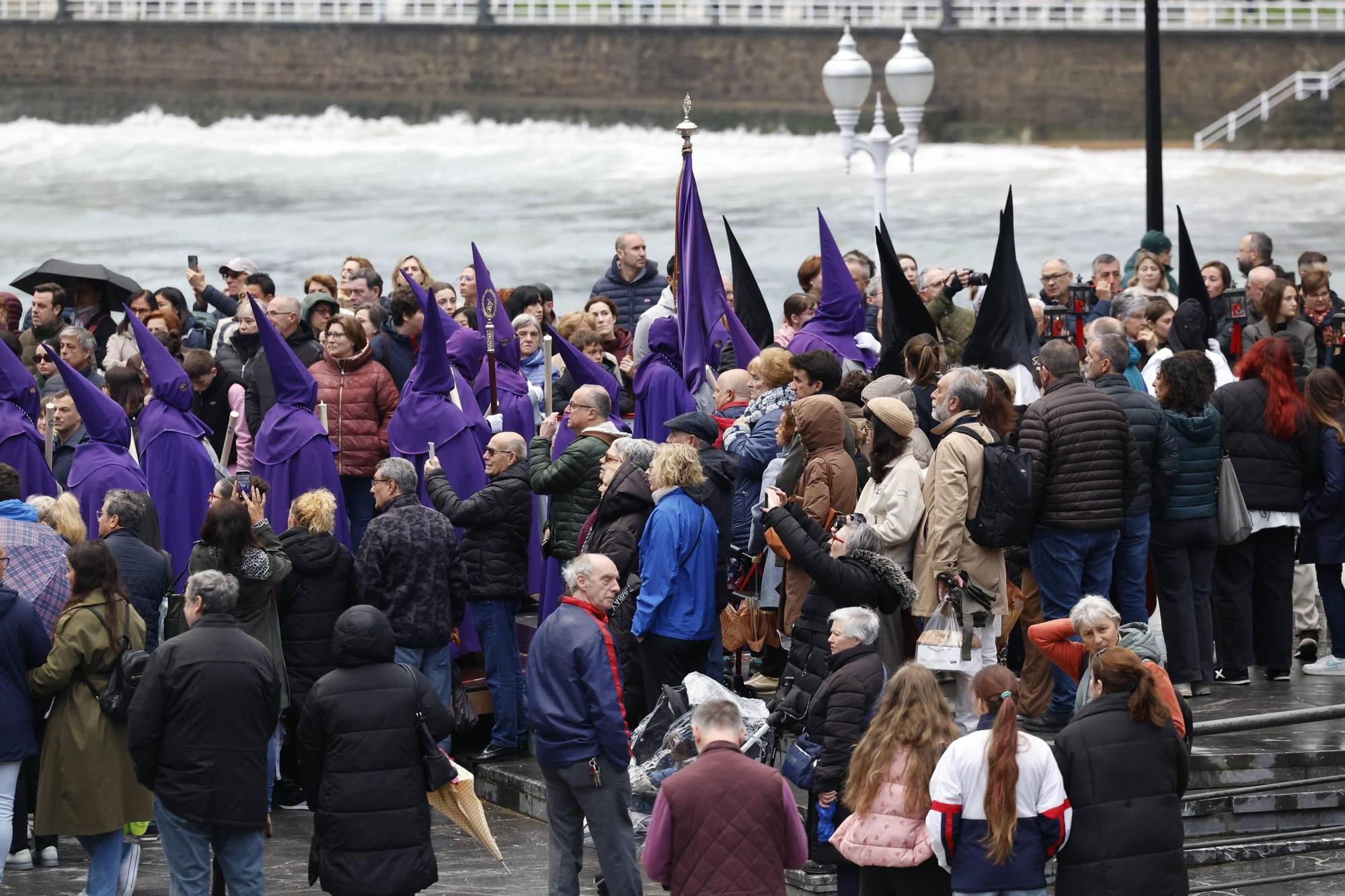 La lluvia frustra la procesión de las Lágrimas de San Pedro en Gijón