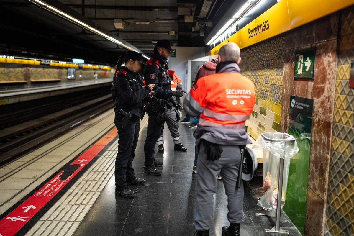 Macrodispositivo de Mossos junto a seguridad de TMB en el Metro de Barcelona