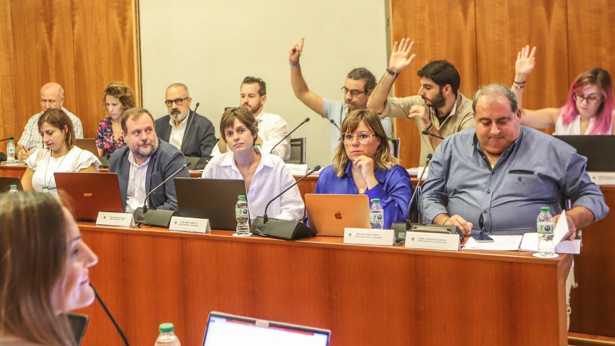 Ángel Noguera y Luisa Boné, de derecha a izquierda el primero y la tercera; atrás, los ediles de Cambiemos, María García Sandoval, Carlos Bernabé y Javier Gracia