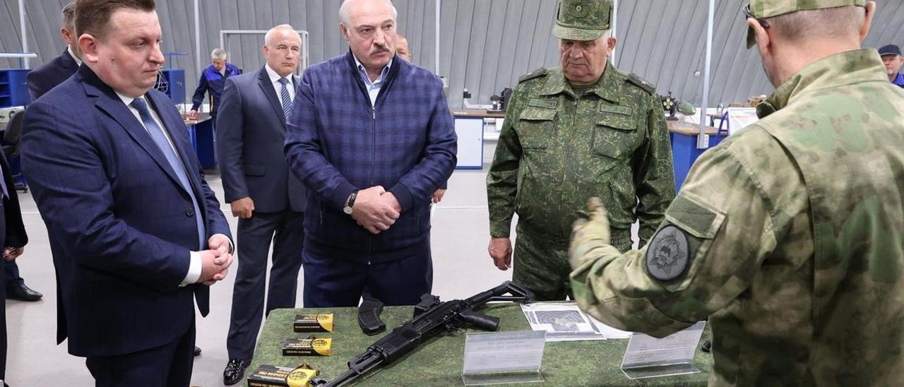 Aleksándr Lukashenko reunido con mandos militares.