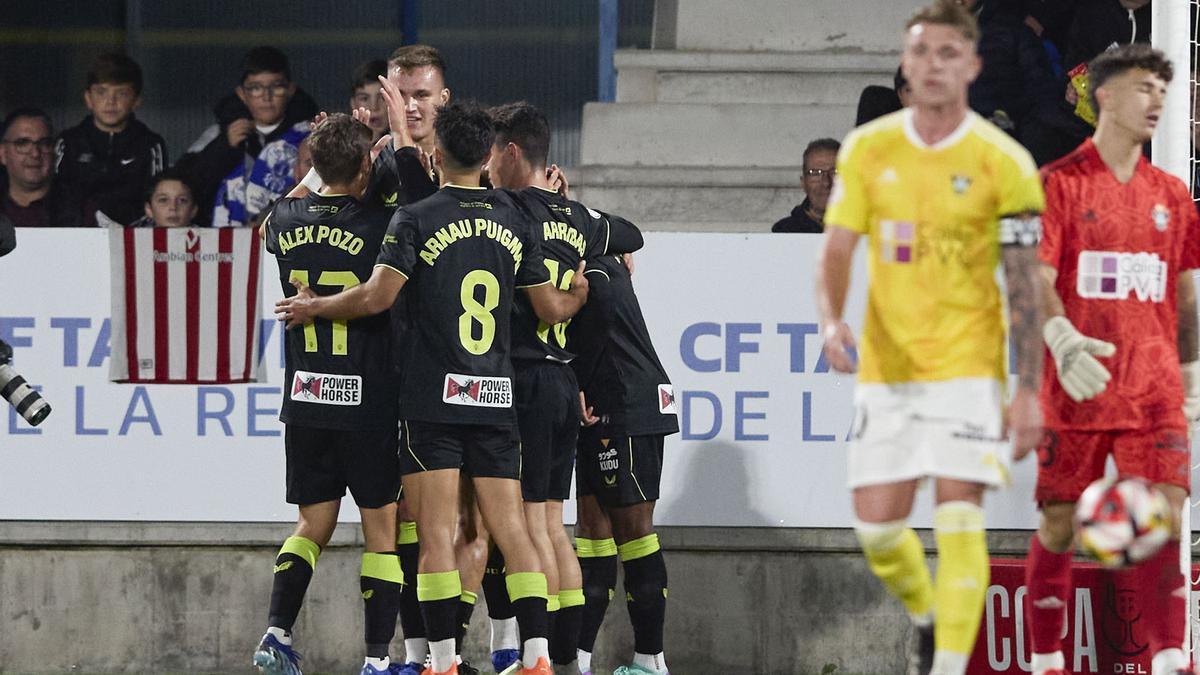 Los jugadores del Almería celebran su primer gol ante el Talavera en la Copa del Rey.