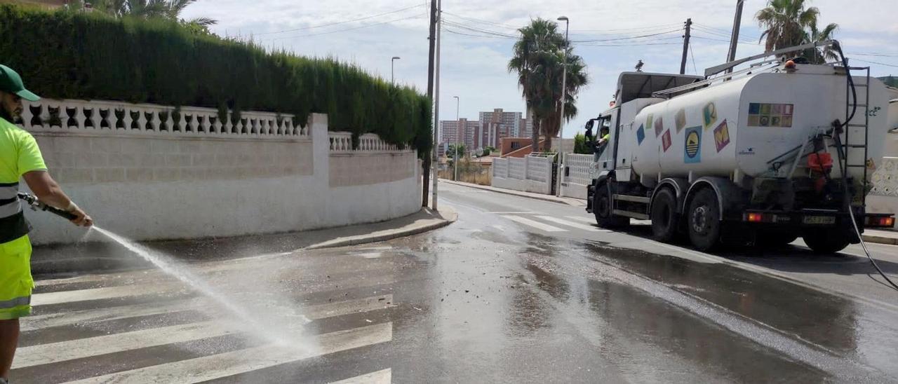 Baldeo de calles con la operación de limpieza extraordinaria puesta en marcha este mes por el Ayuntamiento de Benidorm.