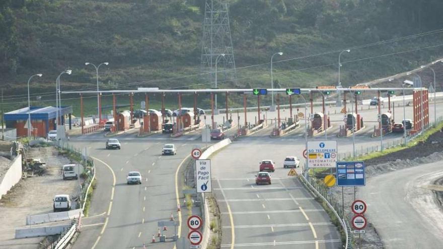 Varios vehículos circulan por el peaje de Pastoriza en la autopista AG-55.