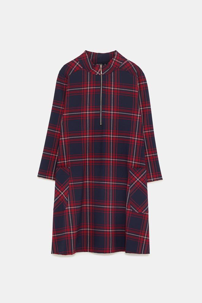 Vestido de cuadros con cremallera de Zara. (Precio: 29, 95 euros. Precio rebajado: 19, 99 euros)