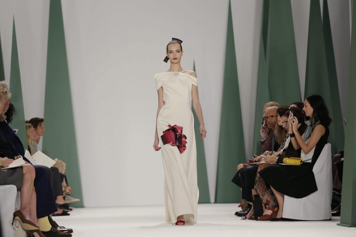 El blanc i les flors impreses als vestits han caracteritzat la desfilada de Carolina Herrera, en la setmana de la moda de Nova York.