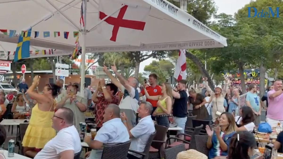 Turistas ingleses animando a su selección en Palmanova