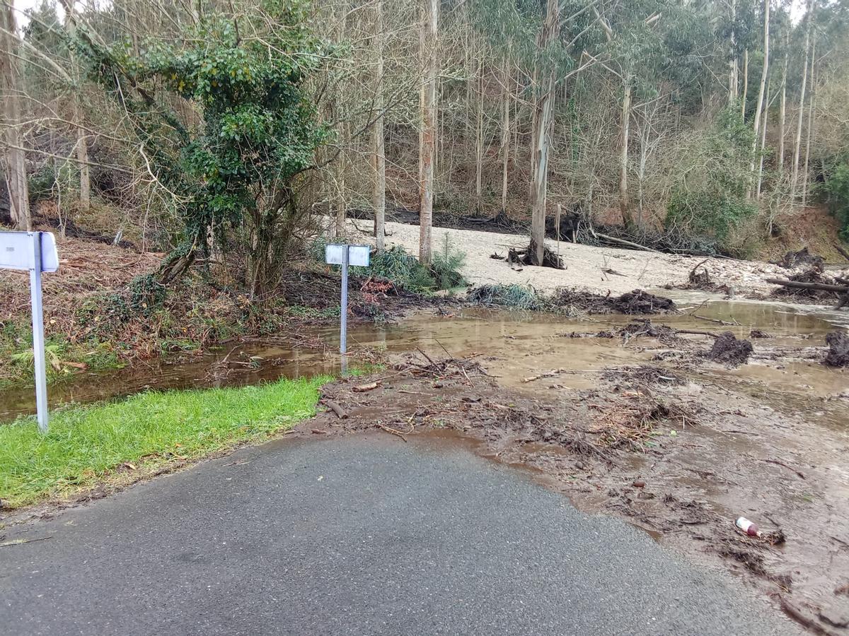Imagen de la carretera que une Razo con Leibio, cortada por la escorrentía.