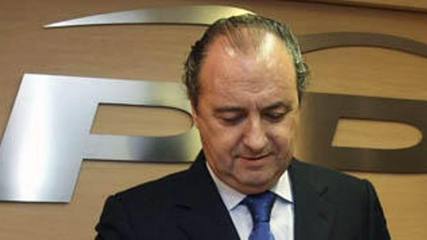 El hasta ahora presidente provincial del PP en Alicante, José Joaquín Ripoll, a su llegada a la reunión del Comité Ejecutivo Provincial celebrada esta tarde en la sede del partido en Alicante, donde ha presentado su dimisión en el cargo.