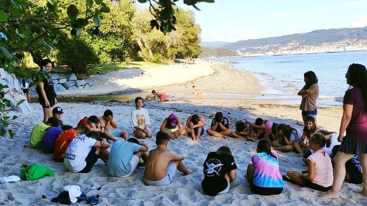 Participantes nun campamento na praia.