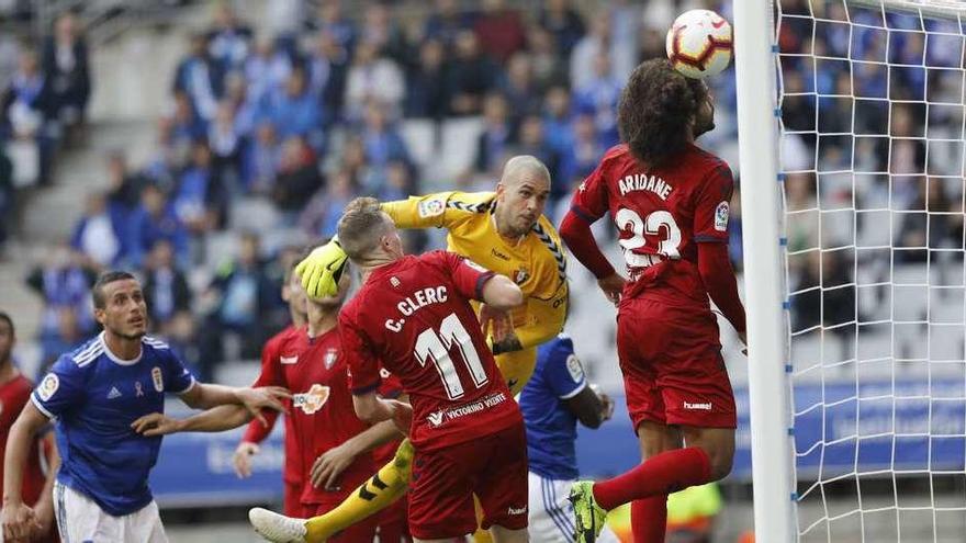 El portero exdeportivista Rubén, ahora en Osasuna, salta a por el balón durante el partido contra el Oviedo.