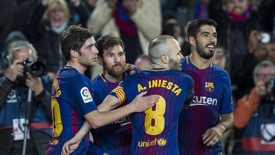 El Barcelona remonta ante el Alavés en un partido polémico
