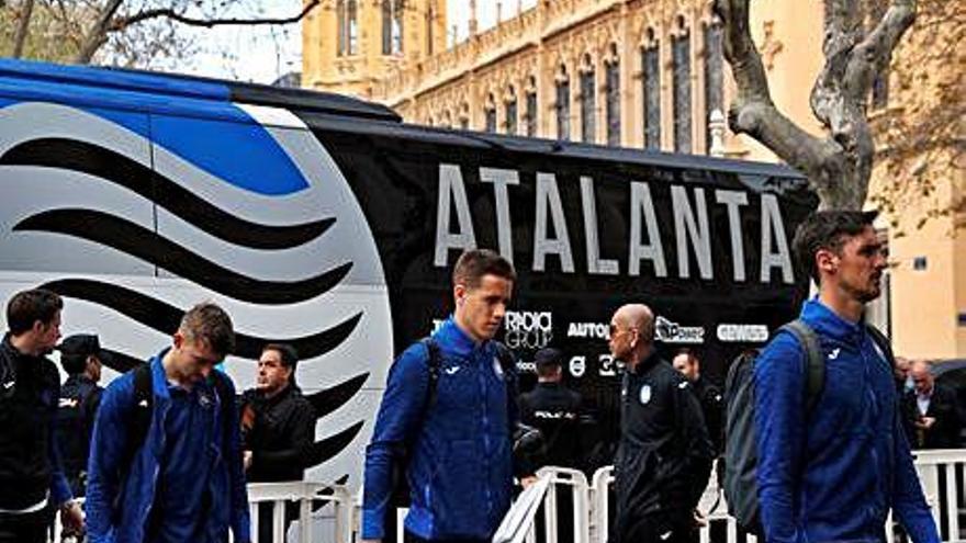 Los jugadores del Atalanta, ayer en Valencia.