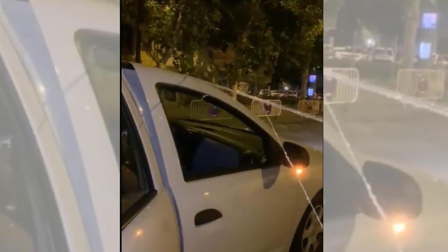 Varias cuerdas atadas de lado a lado de la calzada en la calle Balbino Orensanz de La Jota