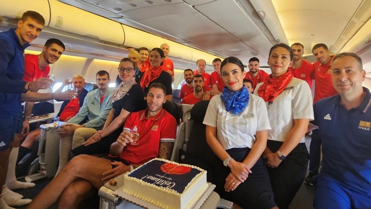 La expedición de la selección serbia de vuelta a su país, con los rojillos Simanic (a la izquierda, con chaqueta de chándal) y Jovic.