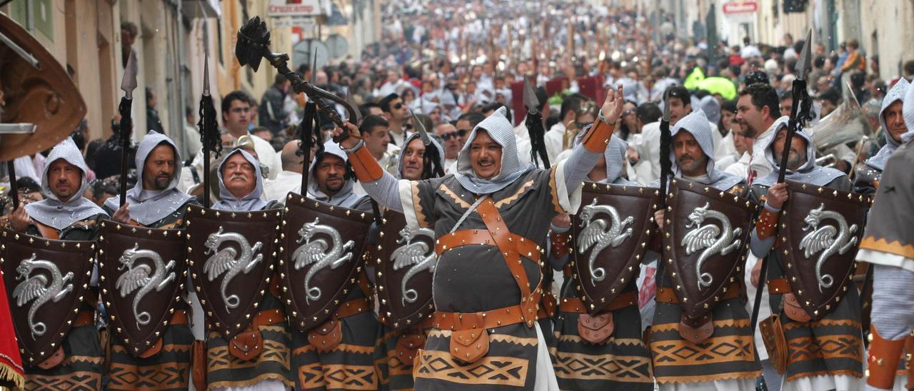 Una escuadra de la Filà Guzmanes durante la Entrada de las Fiestas de Moros y Cristianos de Alcoy de 2019.