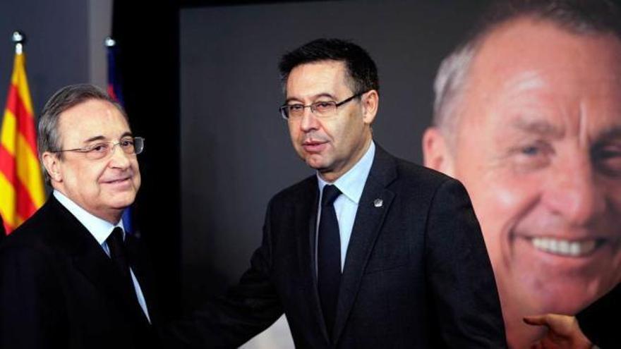 Florentino Pérez y Josep Maria Bartomeu, ante una imagen de Cruyff.