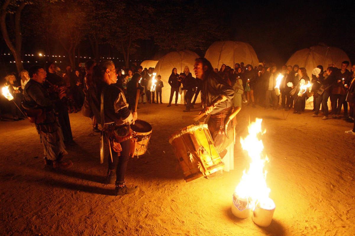 Les lluminàries porten el foc i la música medieval a les Pedreres