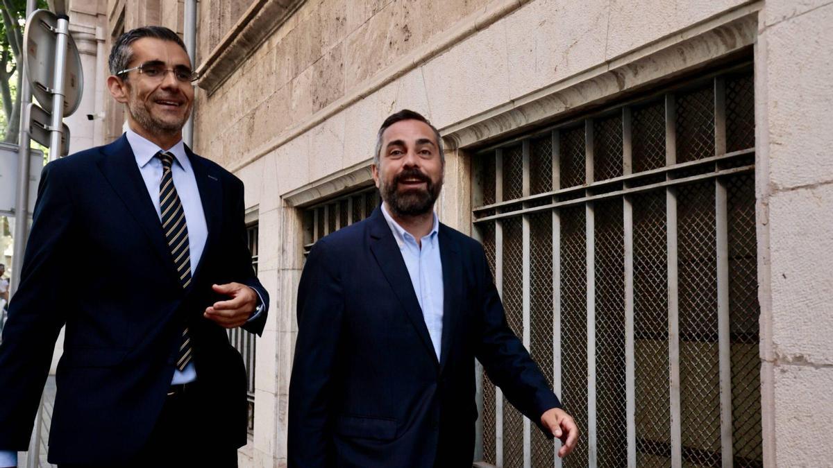 El jefe de gabinete de Marga Prohens, Alejandro Jurado (derecha), llega a los juzgados de Palma con su abogado Jaime Campaner.