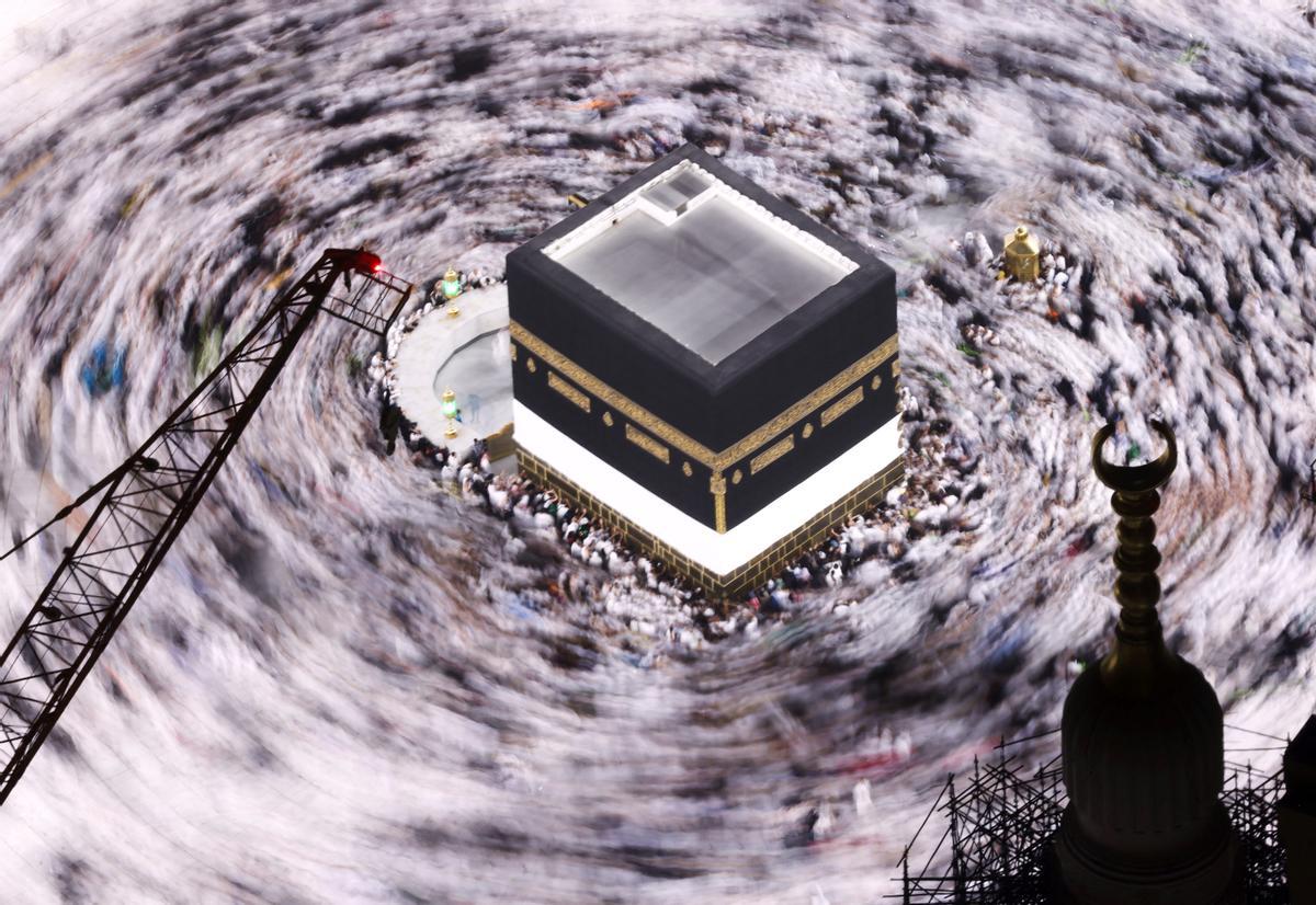 Peregrinos musulmanes realizan la Umrah en la Santa Kaaba, en la ciudad santa de La Meca