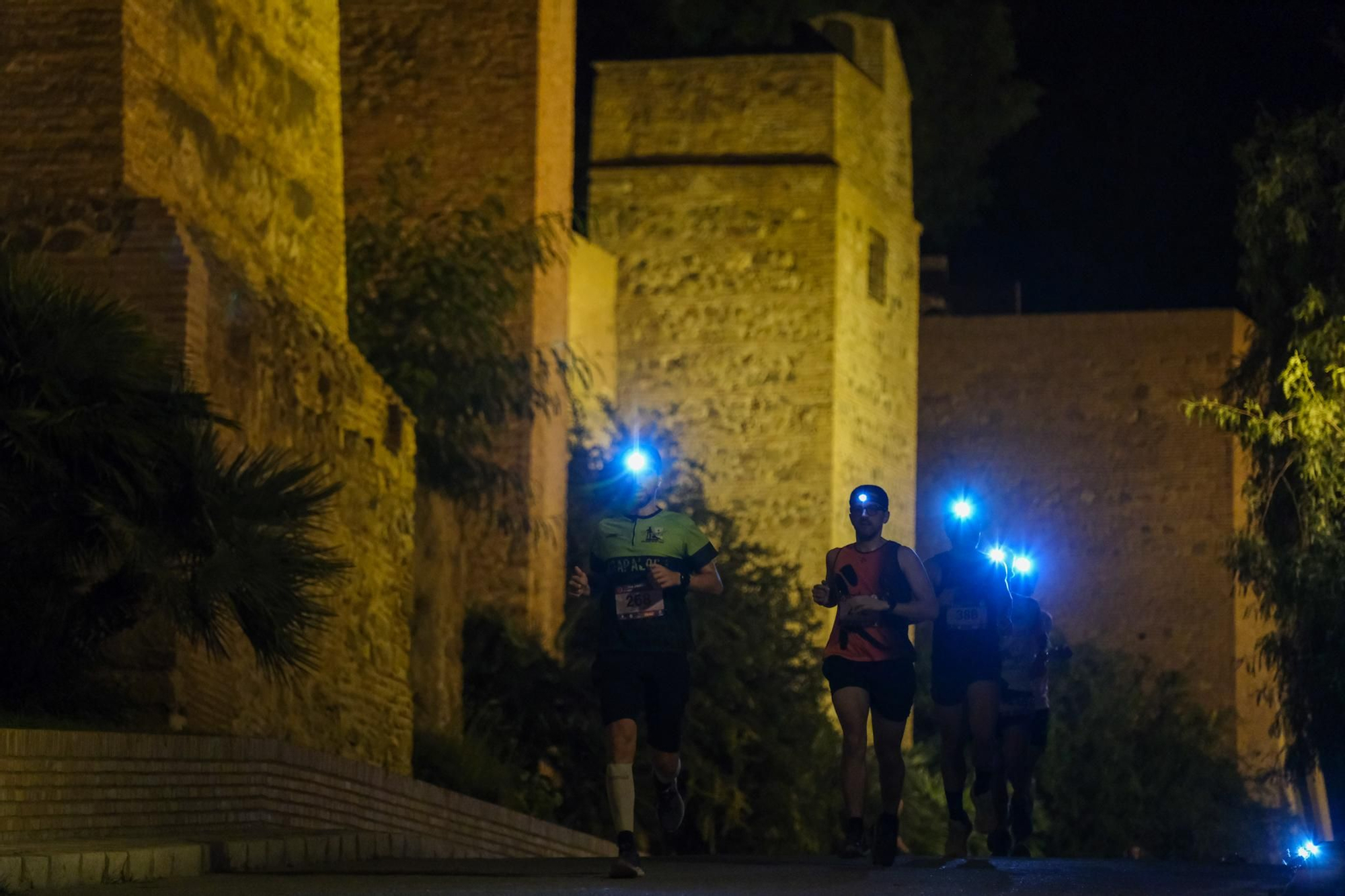 La carrera nocturna Mlk Trail & Tahermo llena de corredores el entorno de Gibralfaro