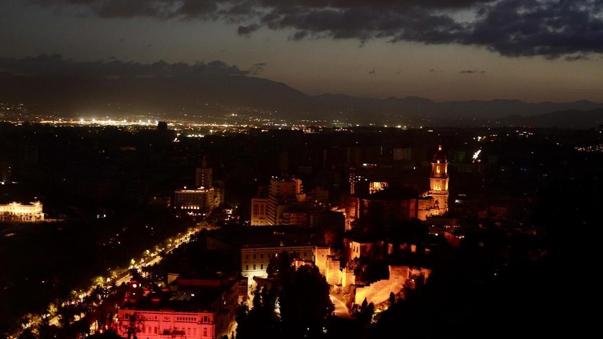 Vista de Málaga durante el apagón eléctrico de este lunes.