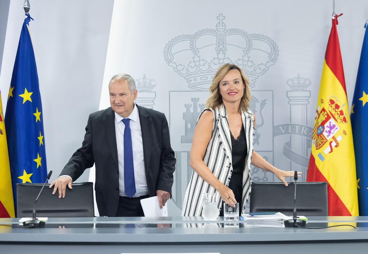 EL ministro de Industria y turismo, Jordi Hereu, y la ministra de Educación, Formación Profesional y Deportes y portavoz del Gobierno, Pilar Alegría, durante una rueda de prensa posterior al Consejo de Ministros, en el Palacio de La Moncloa.