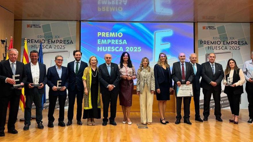 La vicepresidenta, Mar Vaquero, junto a la alcaldesa de Huesca y los premiados. | GOBIERNO DE ARAGÓN