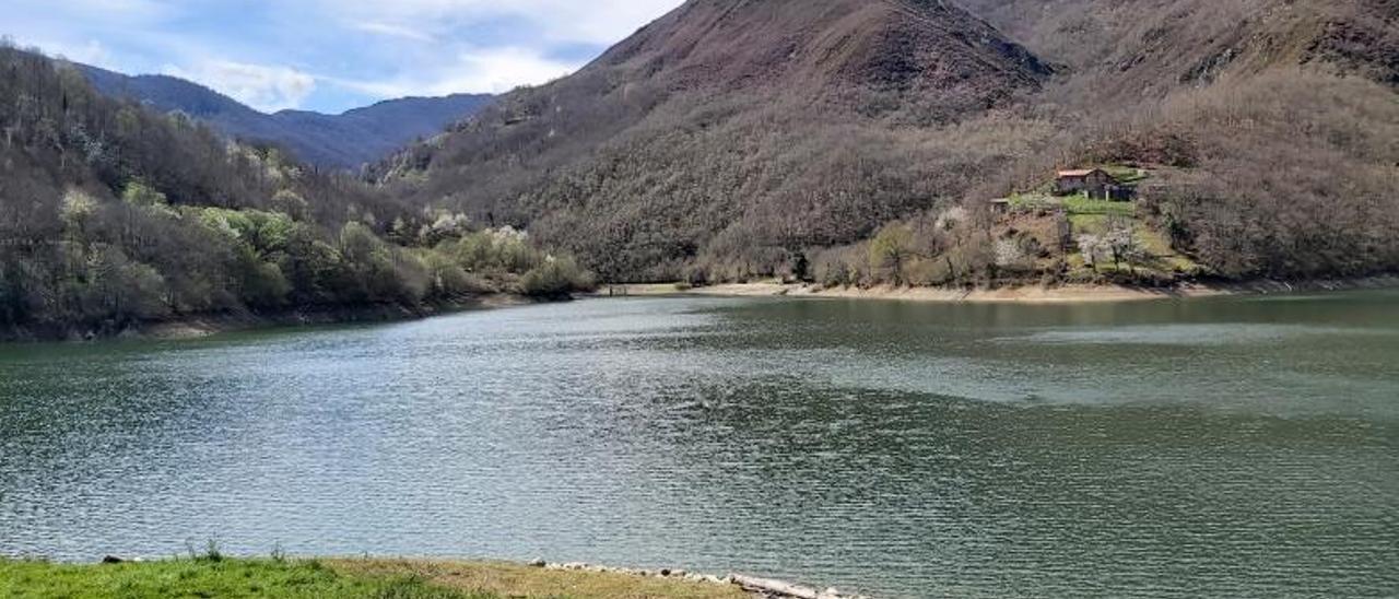 El embalse de Tanes, en el que estarán permitida la navegación de embarcaciones sin motor. | E. P.