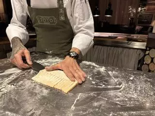 Cómo preparar la auténtica carbonara según Luca Buioni, segundo chef de cocina en el restaurante Totó