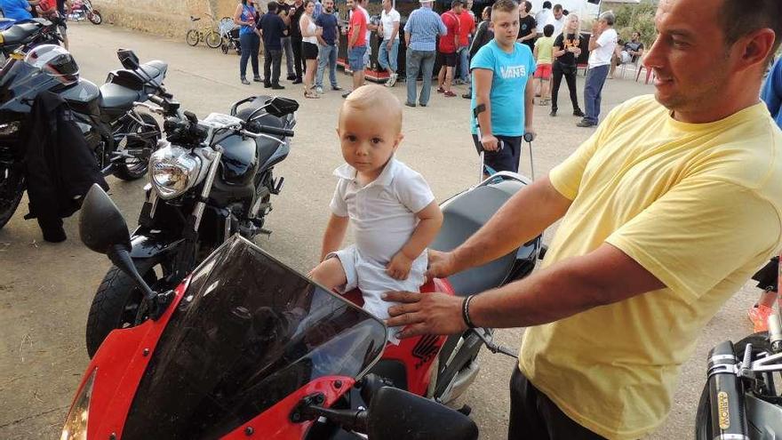 A la izquierda, un niño de corta edad &quot;prueba&quot; la comodidad de una de las motos; a la derecha, participantes durante la última sesión de la quedada.