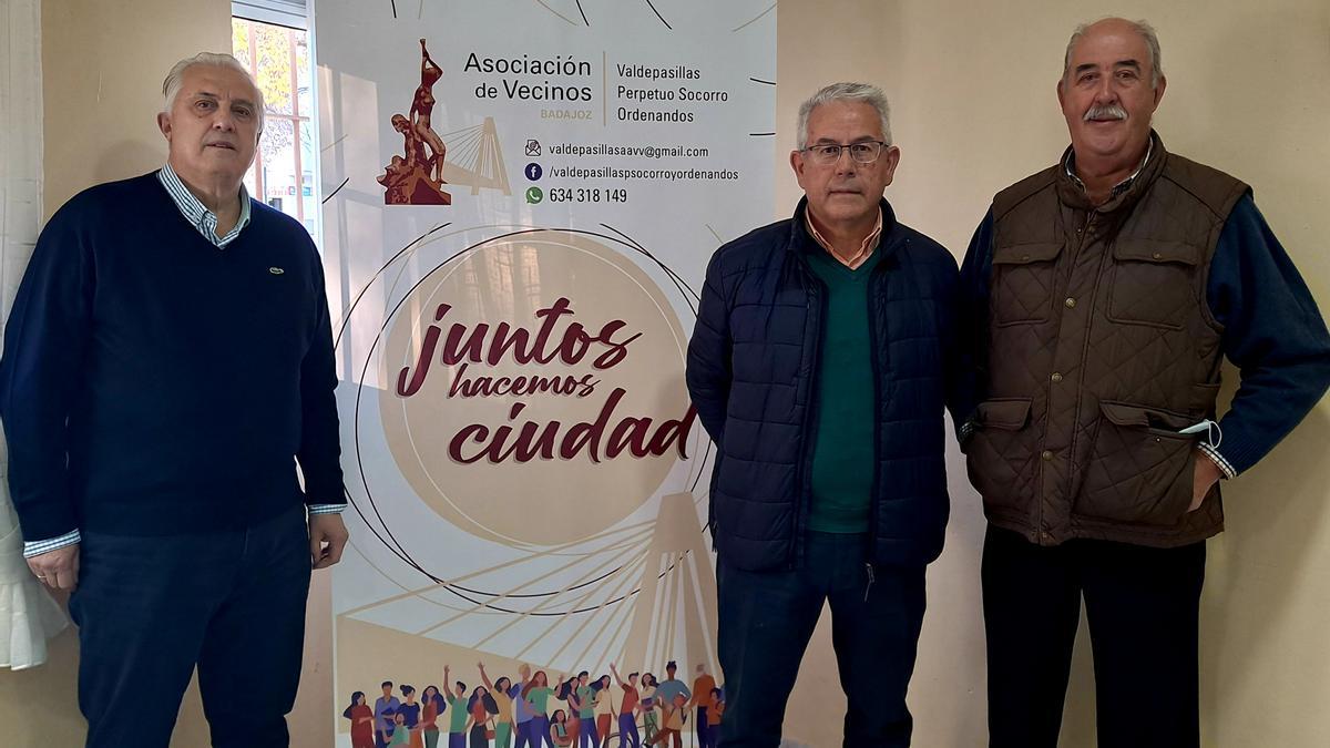 Pedro Ruiz, Anselmo Solana y Víctor Mendiola, presidente, vicepresidente y vocal de la Asociación de Vecinos de Valdepasillas, ayer.