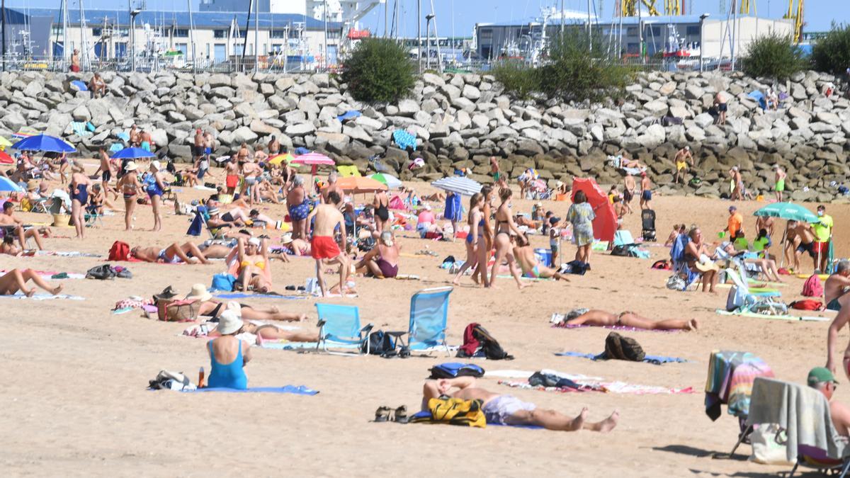 Las playas de A Coruña, abarrotadas con las mareas vivas