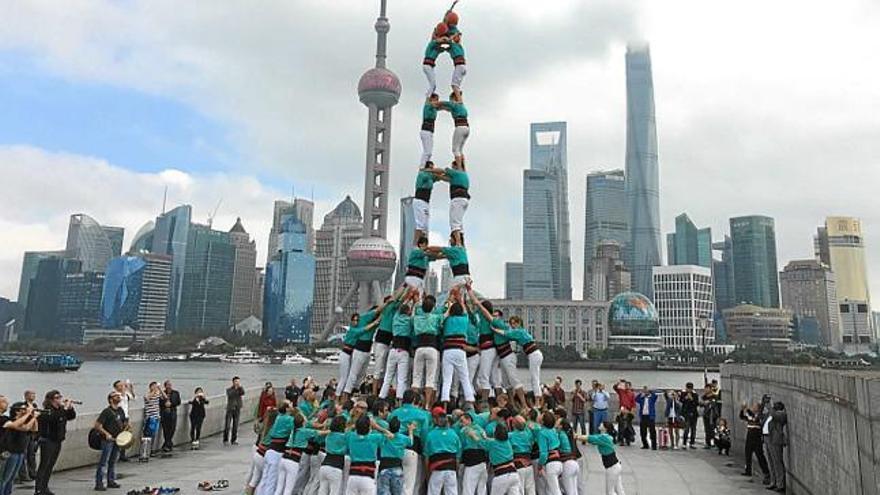 Actuació dels Castellers de Vilafranca dalt d&#039;un gratacel de Xangai