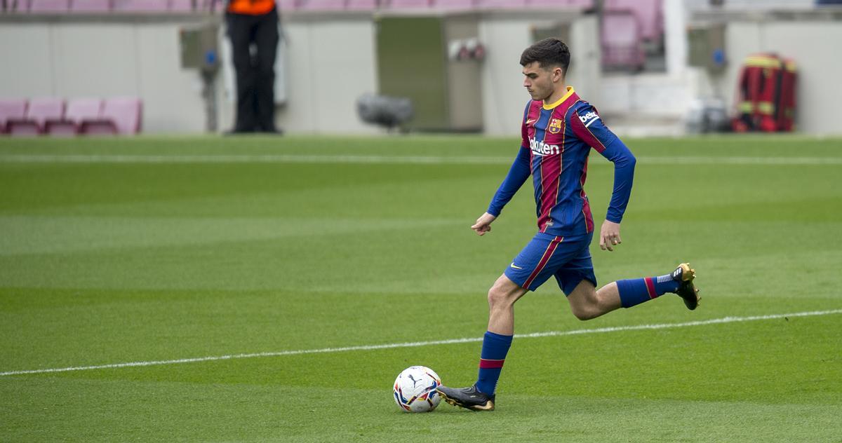 Pedri controla el balón en el Camp Nou.