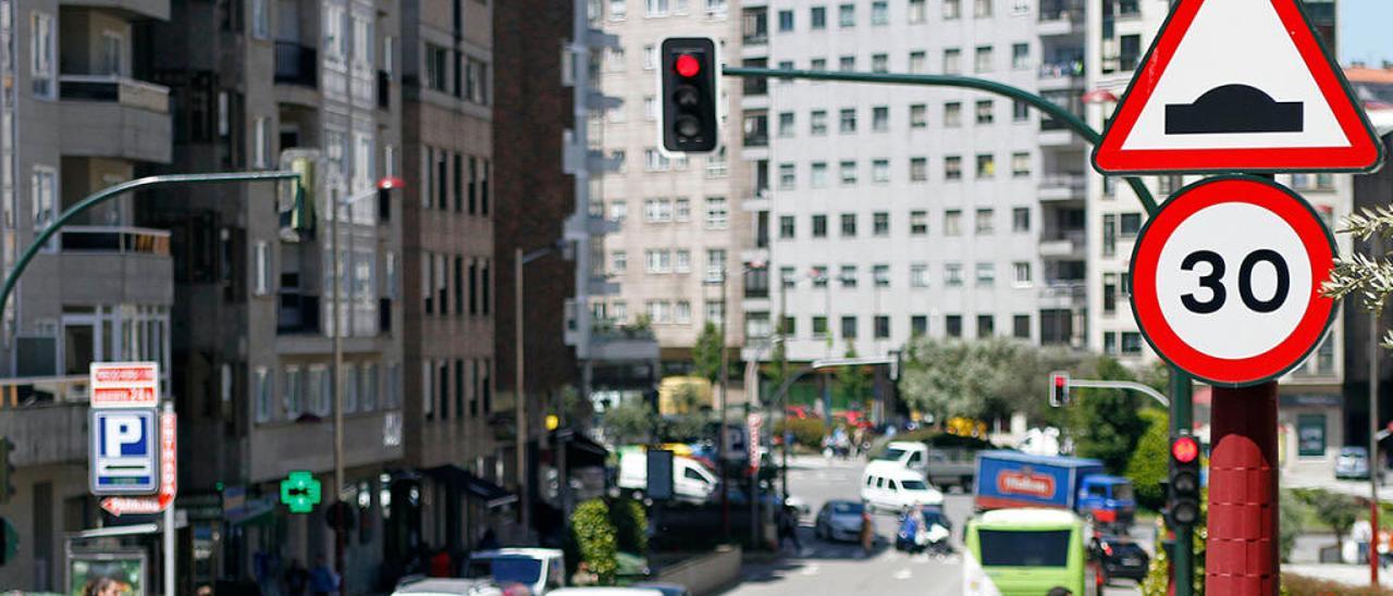 Limitación de velocidad en Jenaro de la Fuente // J. Santomé