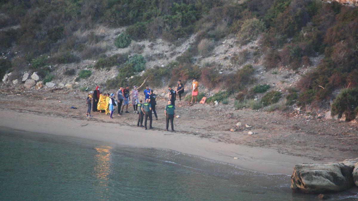 La Guardia Civil atiende a los adultos y niños que acababan de desembarcar.