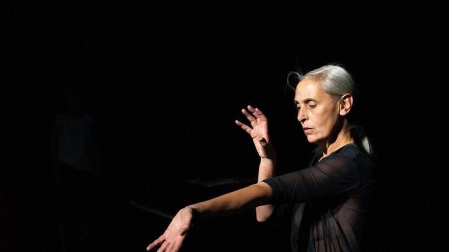 Anne Teresa De Keersmaeker repassa una vida de dansa amb un solo en diàleg amb les Variacions Goldberg a Temporada Alta