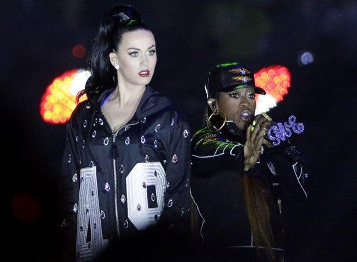 Katy Perry actuando junto a Missy Elliott en el descanso de la Super Bowl 2015