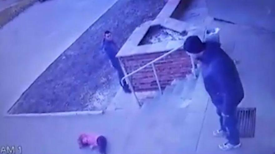 VÍDEO | Se enfada con su hija de 6 años y la lanza por las escaleras