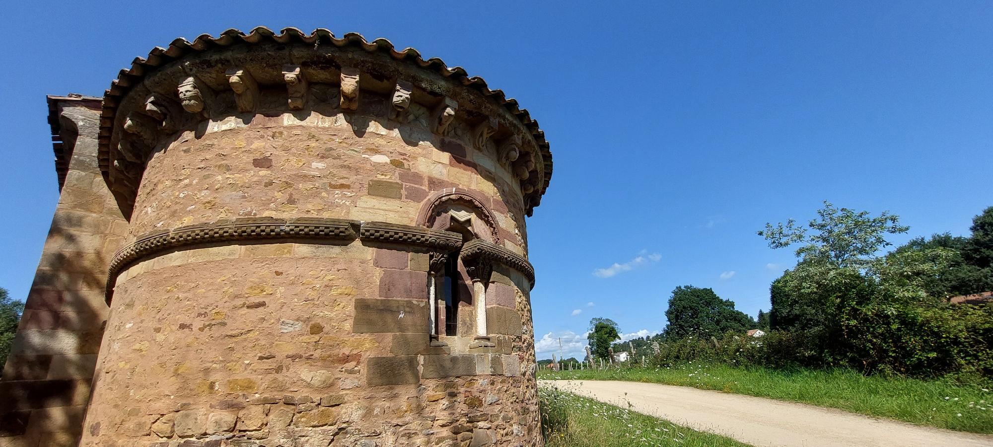 Una historia de casi mil años, las cabezas de pico vikingas y el espectáculo del ábside con 24 figuras de monstruos, juglares y enamorados: así es San Esteban de los Caballeros, joya del patrimonio de Siero