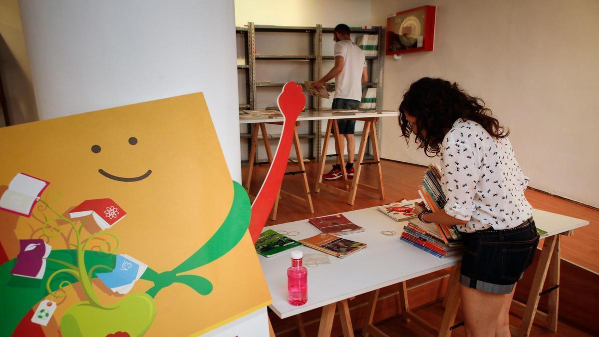 Ordenando libros para el programa de intercambio, en una imagen de archivo.