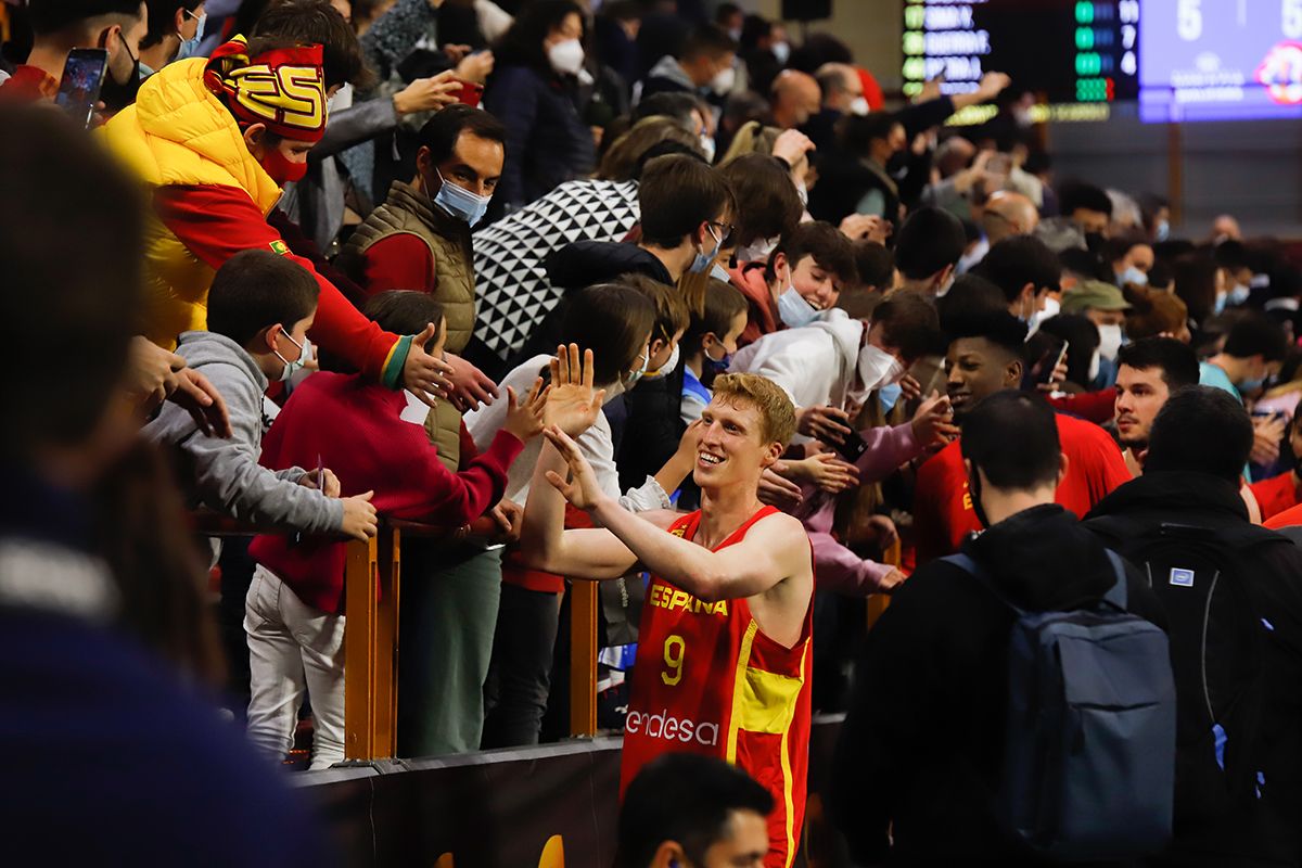 Las imágenes del partido de baloncesto España-Ucrania en Vista Alegre