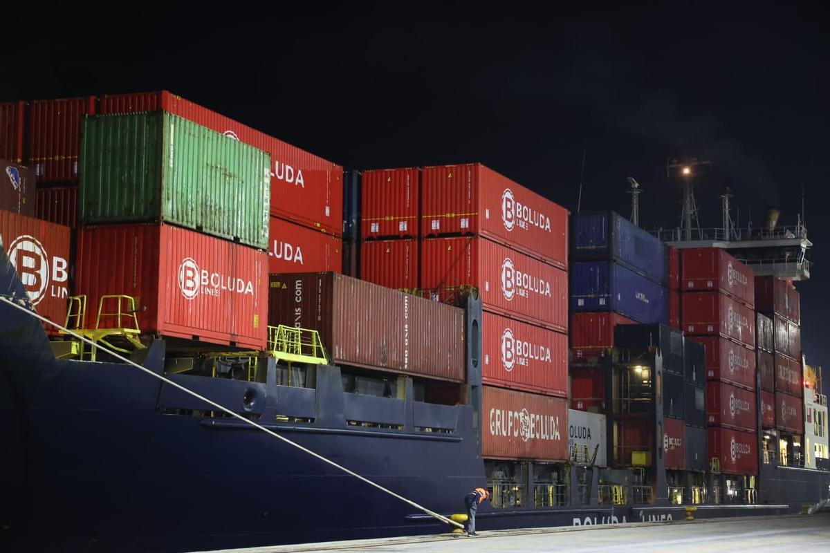 Otra perspectiva del barco procedente de Senegal.