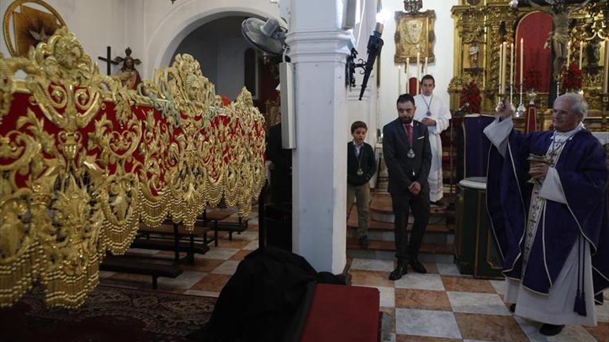 La Agonía presenta y bendice el palio de la Virgen de la Salud