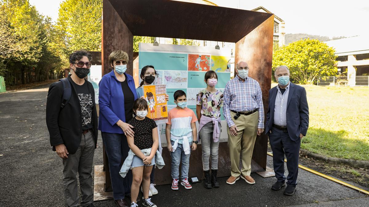 Silvia García, Marta Álvarez, Raúl Andrei Rizea y Ariadna Fernández con los cuatro "padres" de la vacuna del coronavirus