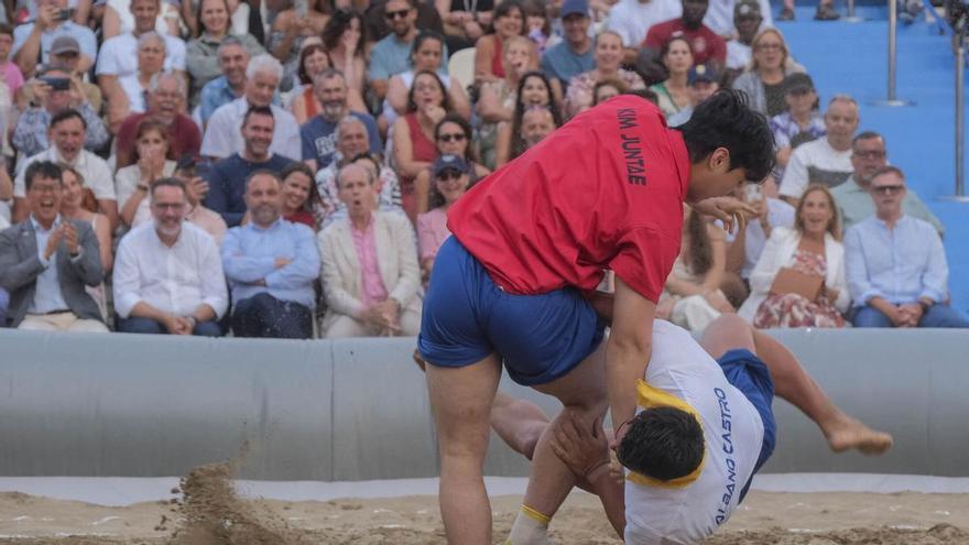 Canarias y la República de Corea hermanan sus luchas tradicionales sobre la arena de la playa de Las Canteras