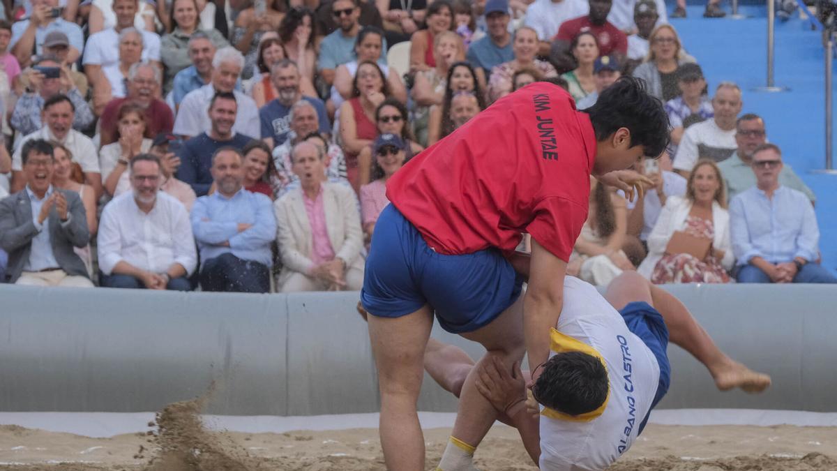 Lucha Canaria y Coreana en Las Canteras