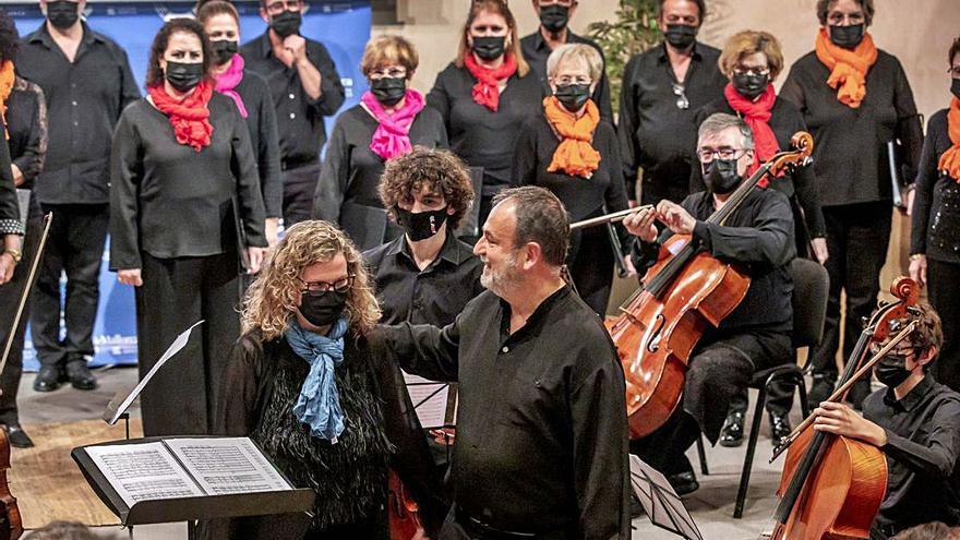 La Jove Orquestra junto a la Coral de Felanitx, Margalida Massutí y Joan Barceló.